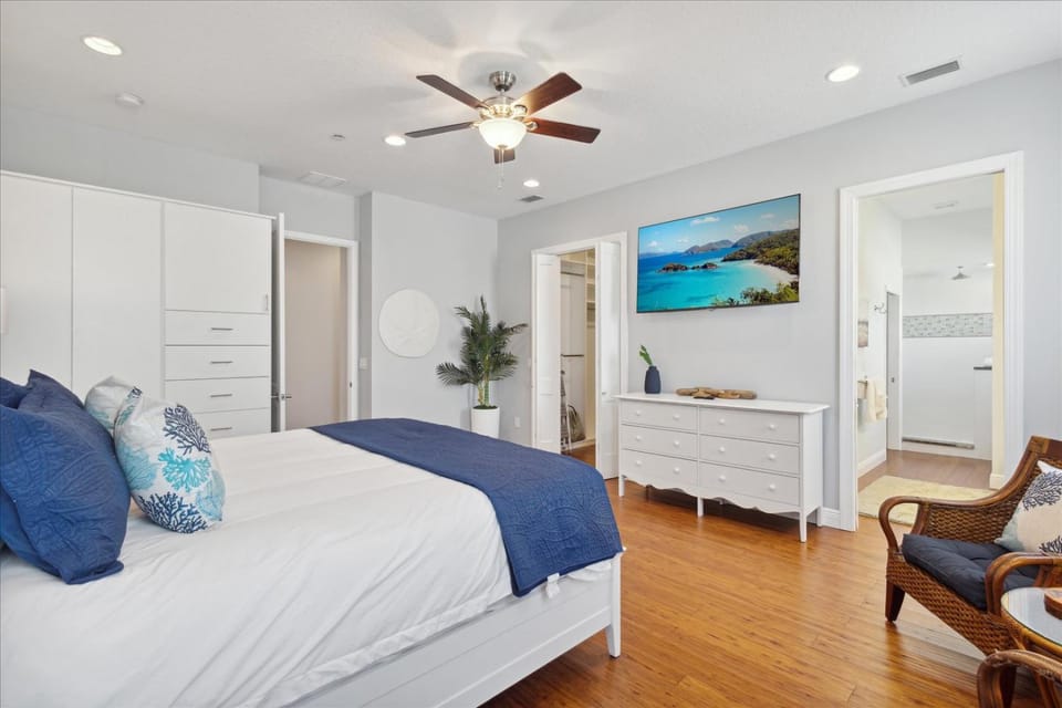 Bed, Bathroom, TV and multimedia, Bedroom, wardrobe