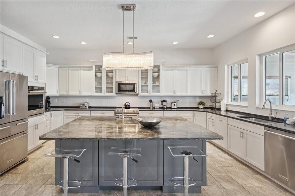 Coffee/tea facilities, Kitchen or kitchenette, Dining area, dishwasher, microwave, oven, stove, toaster