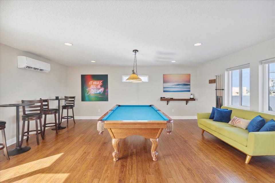 Billiard, Billiard, Game Room, Seating area, air conditioner