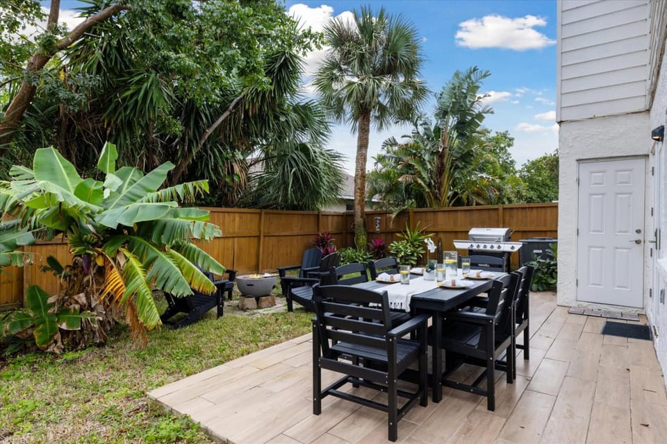Property building, Patio, Spring, Day, BBQ facilities, Garden, View (from property/room), Balcony/Terrace, Other, Dining area, Garden view