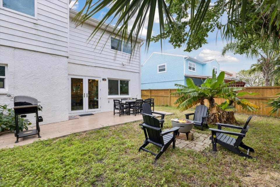 Property building, Patio, Spring, Day, BBQ facilities, BBQ facilities, Garden, Other, Seating area, Dining area, Garden view, fireplace