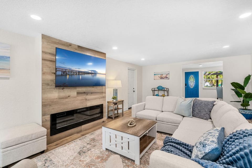TV and multimedia, Living room, Seating area, fireplace