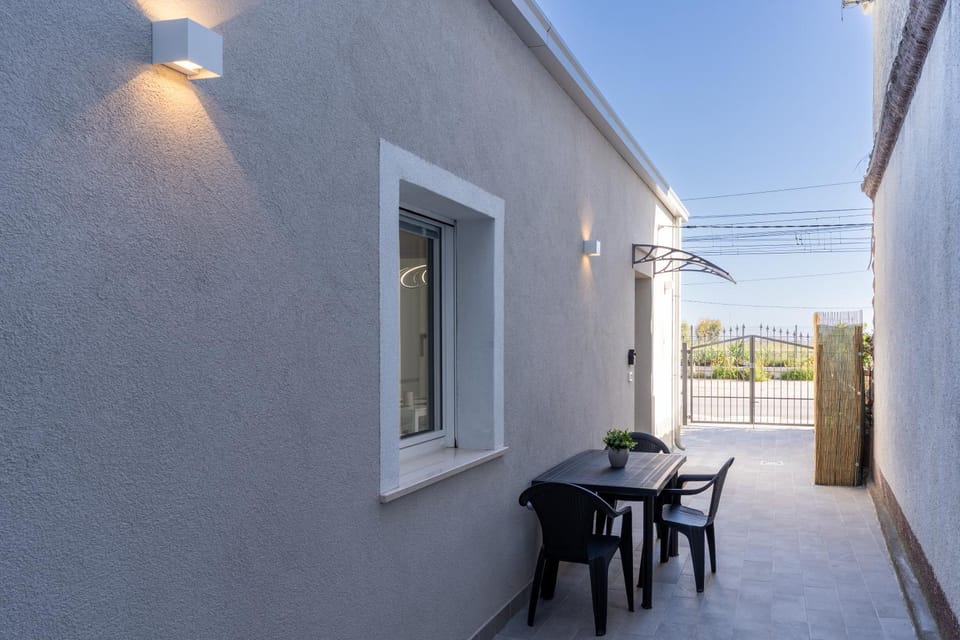 Property building, Patio, Day, View (from property/room), Balcony/Terrace, Dining area, internet