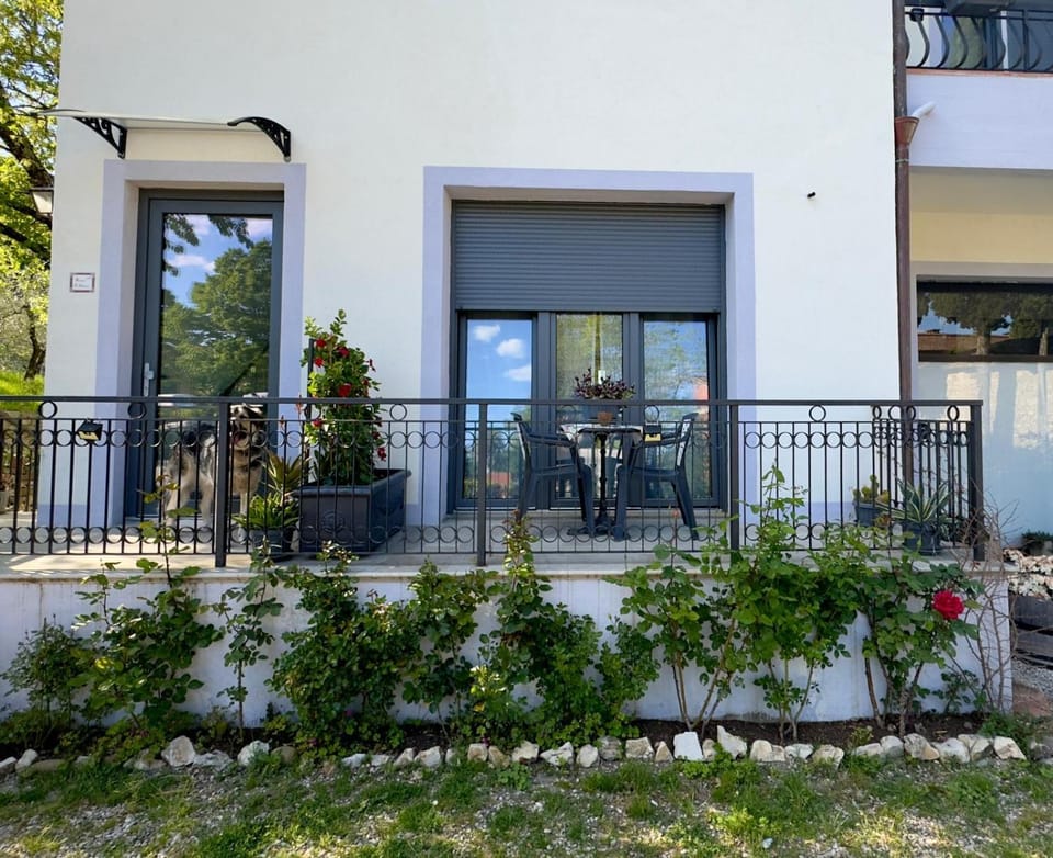 Property building, Garden, Garden, Balcony/Terrace, Garden view