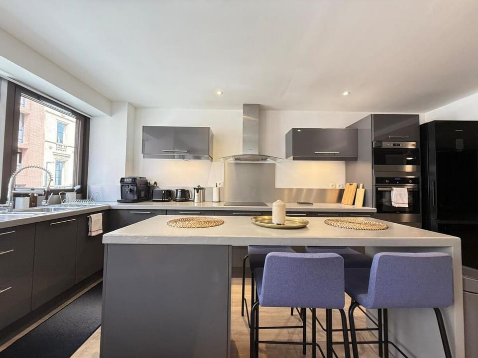 Coffee/tea facilities, Kitchen or kitchenette, Dining area, dishwasher, oven, stove, toaster