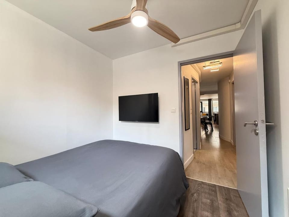 Bed, TV and multimedia, Bedroom