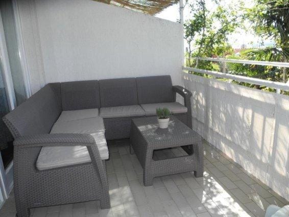 View (from property/room), Balcony/Terrace, Living room, Seating area, Dining area, Garden view, Sea view