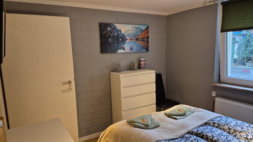 Bed, Bedroom, towels, towels