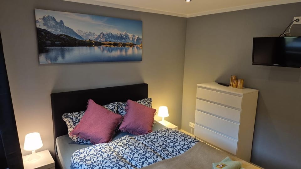 Bed, TV and multimedia, Bedroom