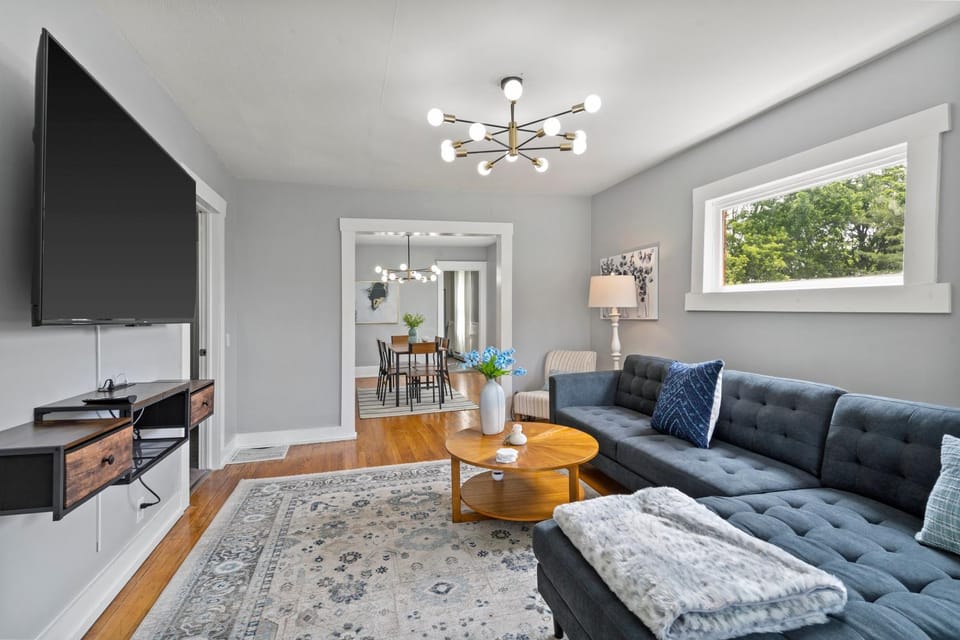 Modern Renovated 2BR Near SU, Zoo, Destiny & Downtown Apartment in Syracuse