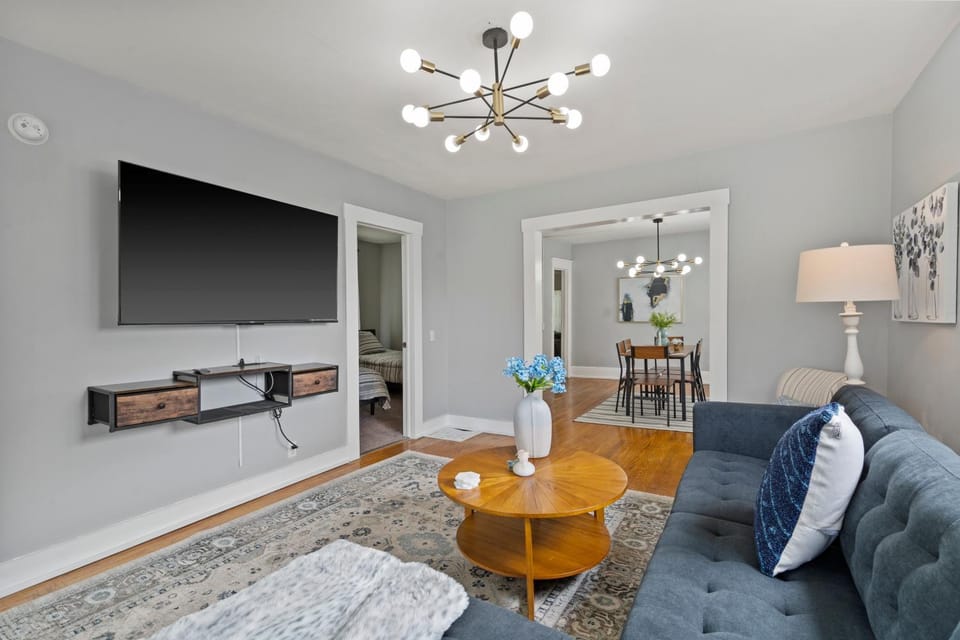 Modern Renovated 2BR Near SU, Zoo, Destiny & Downtown Apartment in Syracuse