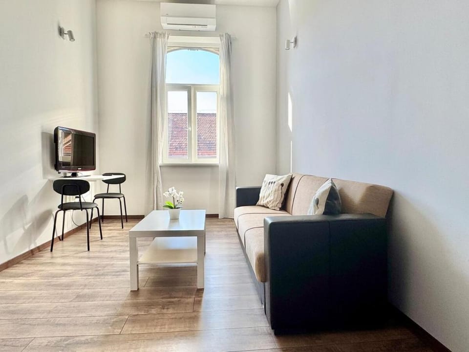 K87 Central Renovated 6BR Apartment in Budapest