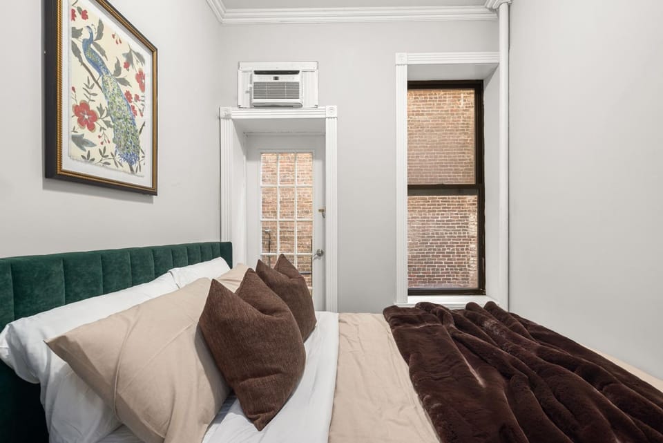 Bed, TV and multimedia, Living room, Photo of the whole room, Seating area, Bedroom, air conditioner