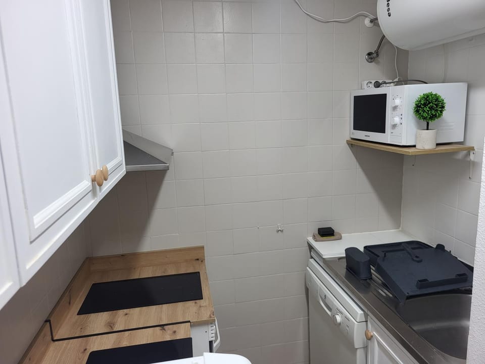 Kitchen or kitchenette, dishwasher, stove