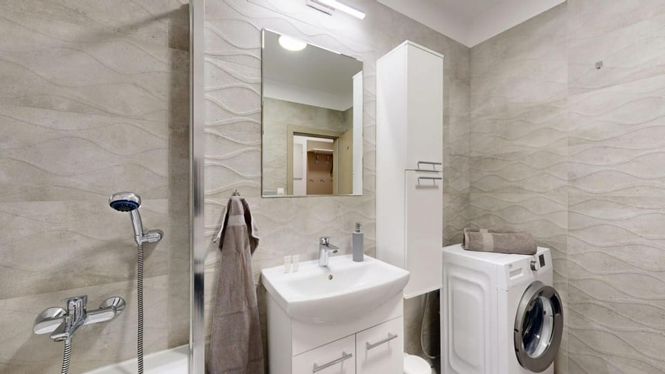 Shower, Toilet, Bathroom, Bath, towels, washing machine