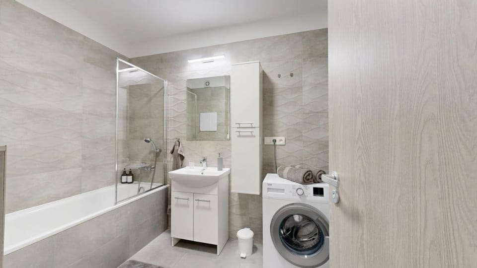 Shower, Bathroom, Bath, towels, washing machine
