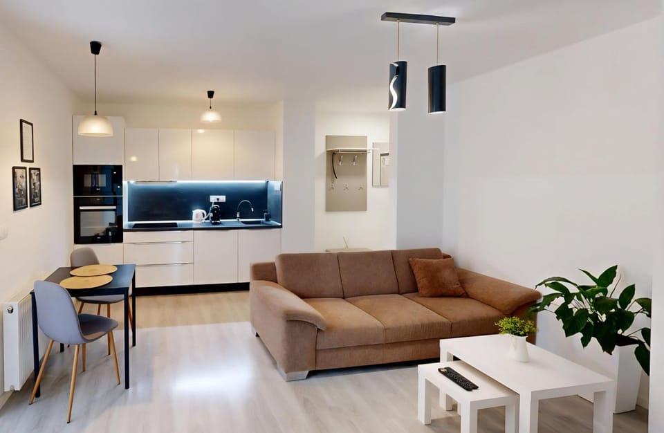 TV and multimedia, Kitchen or kitchenette, Living room, Seating area, Dining area