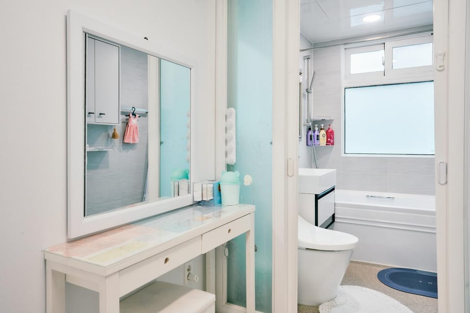 Shower, Toilet, Bathroom, Area and facilities, Bath, bidet, towels