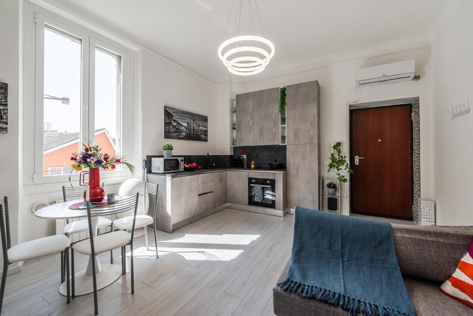 TV and multimedia, Kitchen or kitchenette, Living room, Seating area, Dining area, oven, stove, air conditioner