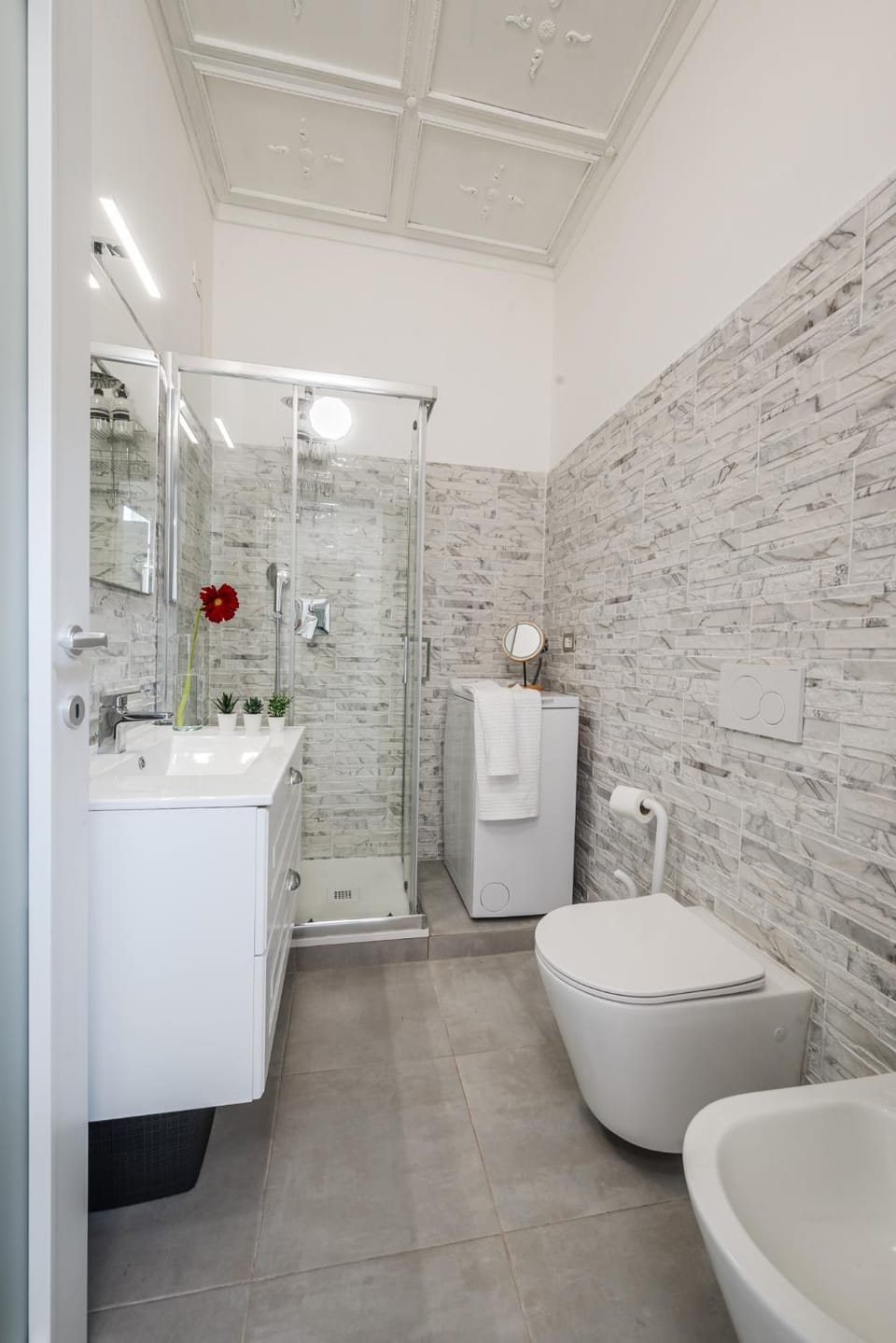 Shower, Toilet, Bathroom, bidet, towels