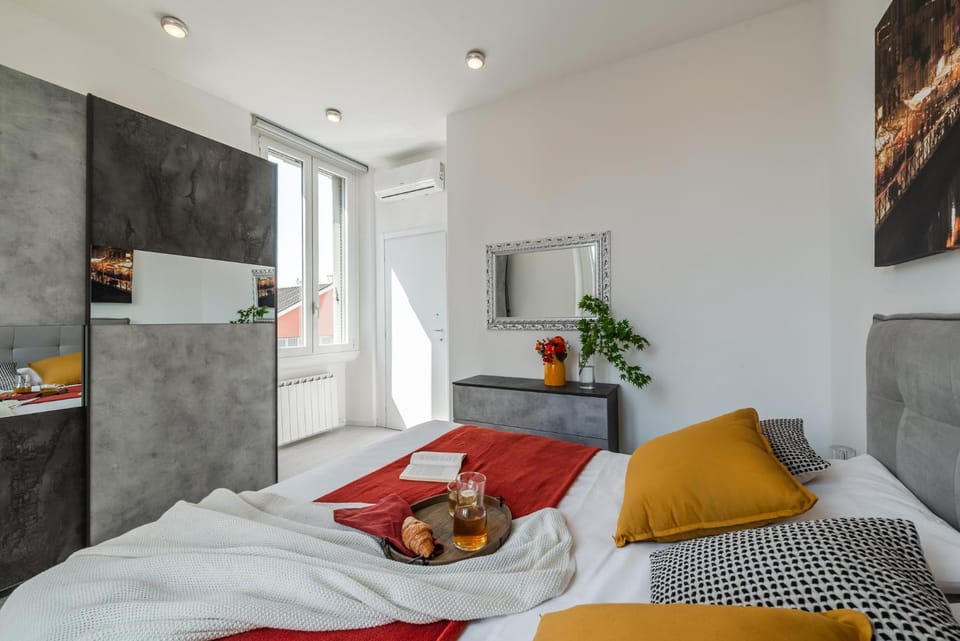 Bed, Food and drinks, Photo of the whole room, Bedroom, Food
