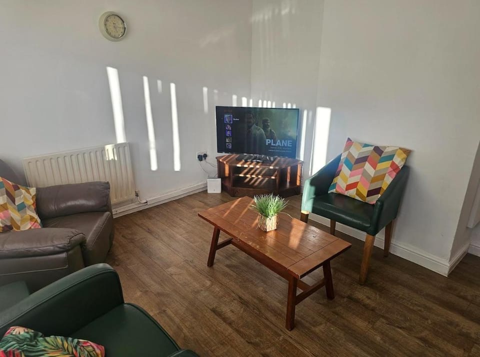 Bright 3-Bed Home away from home House in Walsall