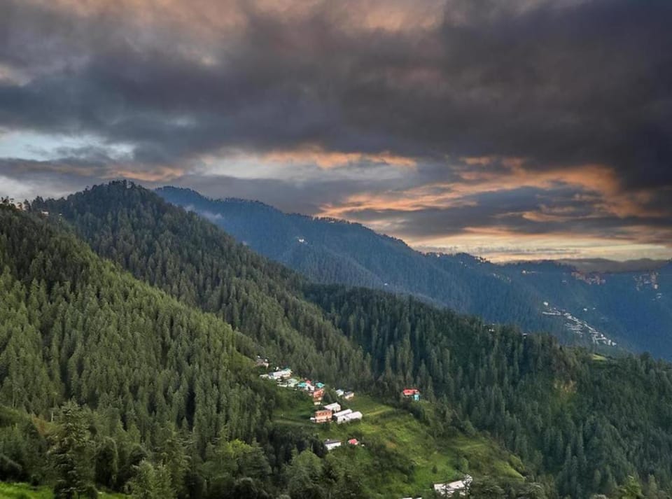 The Prakriti Retreat l Lift l Comfortable And Spacious Rooms l Free Wifi, Free Parking l Enjoy Fresh Mountain Air l Managed By Exotic stays Hotel in Himachal Pradesh