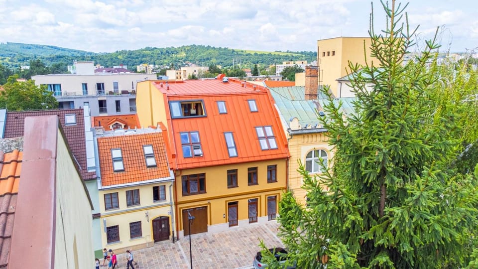 Property building, Nearby landmark, Spring, Day, Neighbourhood, Bird's eye view, City view, Street view, Location