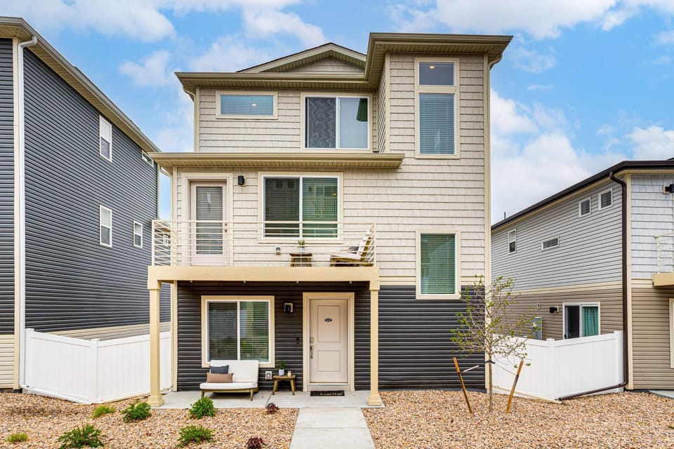 13 Mi to Dtwn Denver: Spacious Home w/ Balcony! House in Commerce City