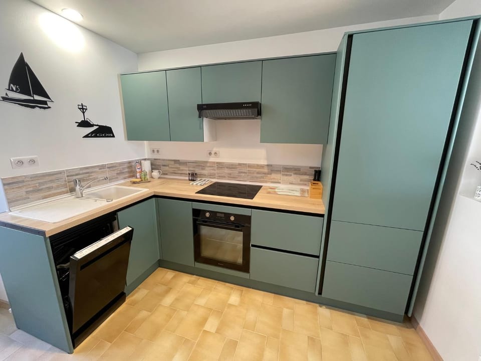 Kitchen or kitchenette, dishwasher, stove