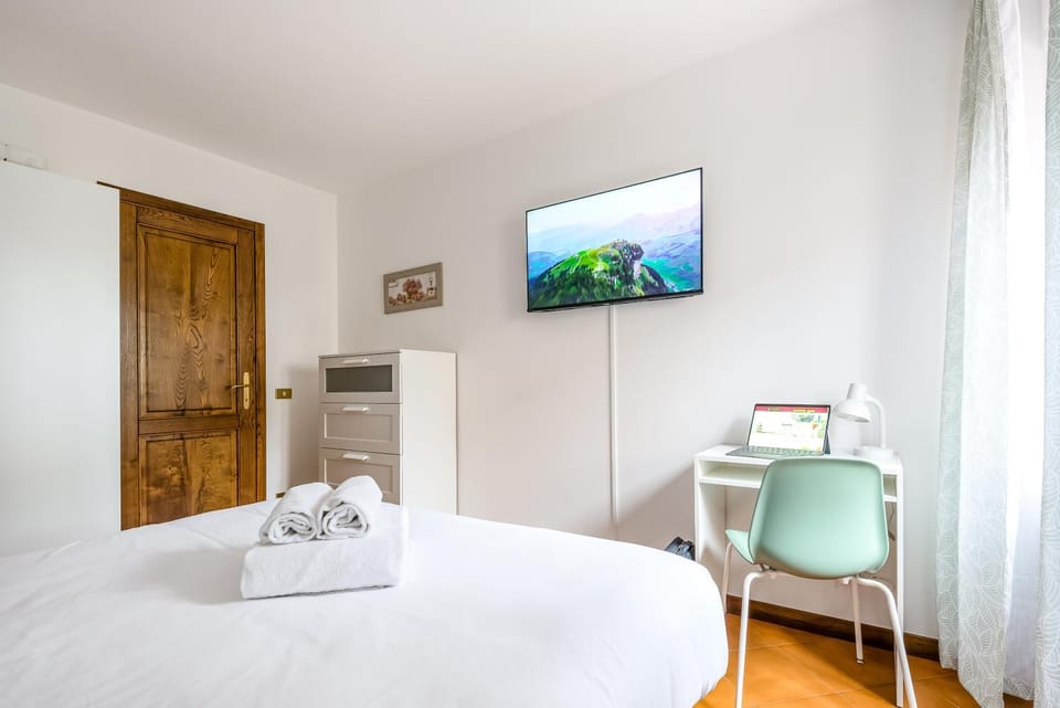 Bed, TV and multimedia, Photo of the whole room, Bedroom