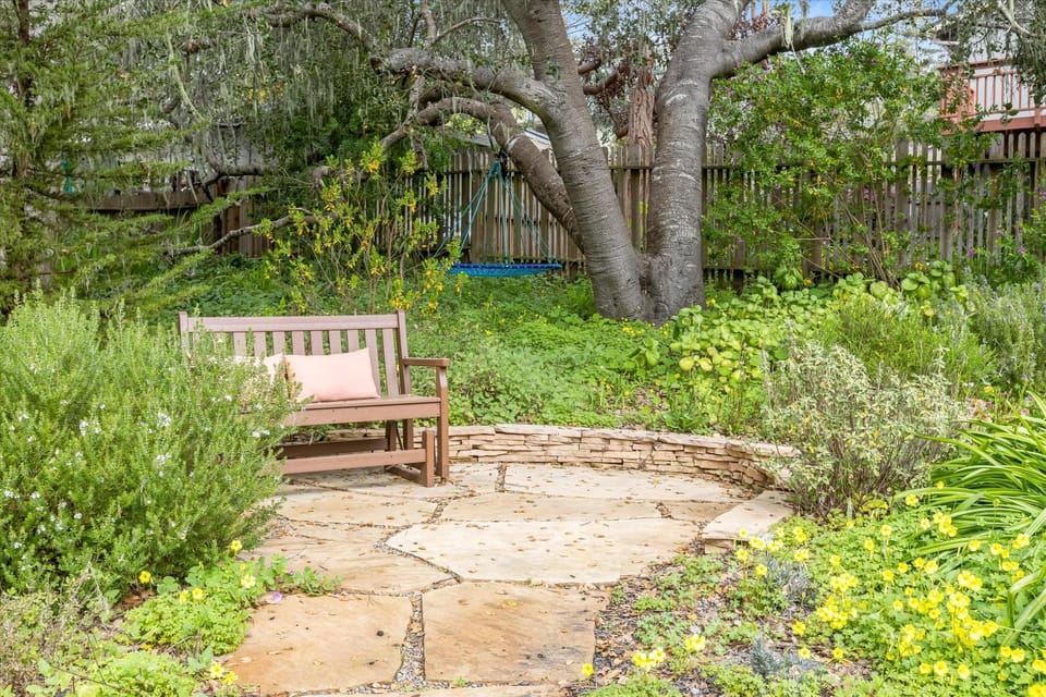 Tranquil Treehouse - EV Charger House in Cambria
