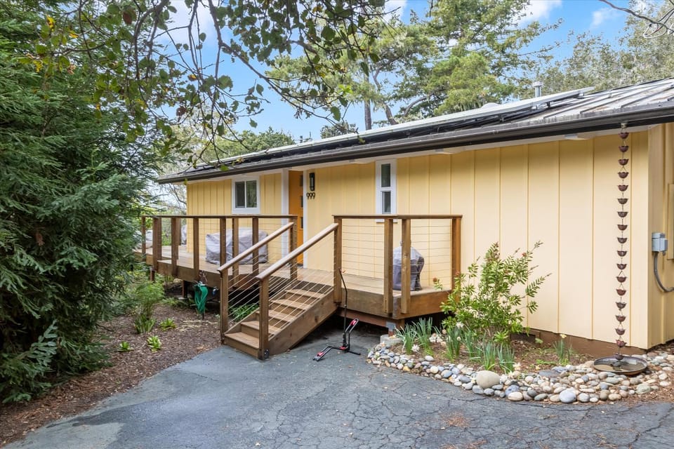 Tranquil Treehouse - EV Charger House in Cambria