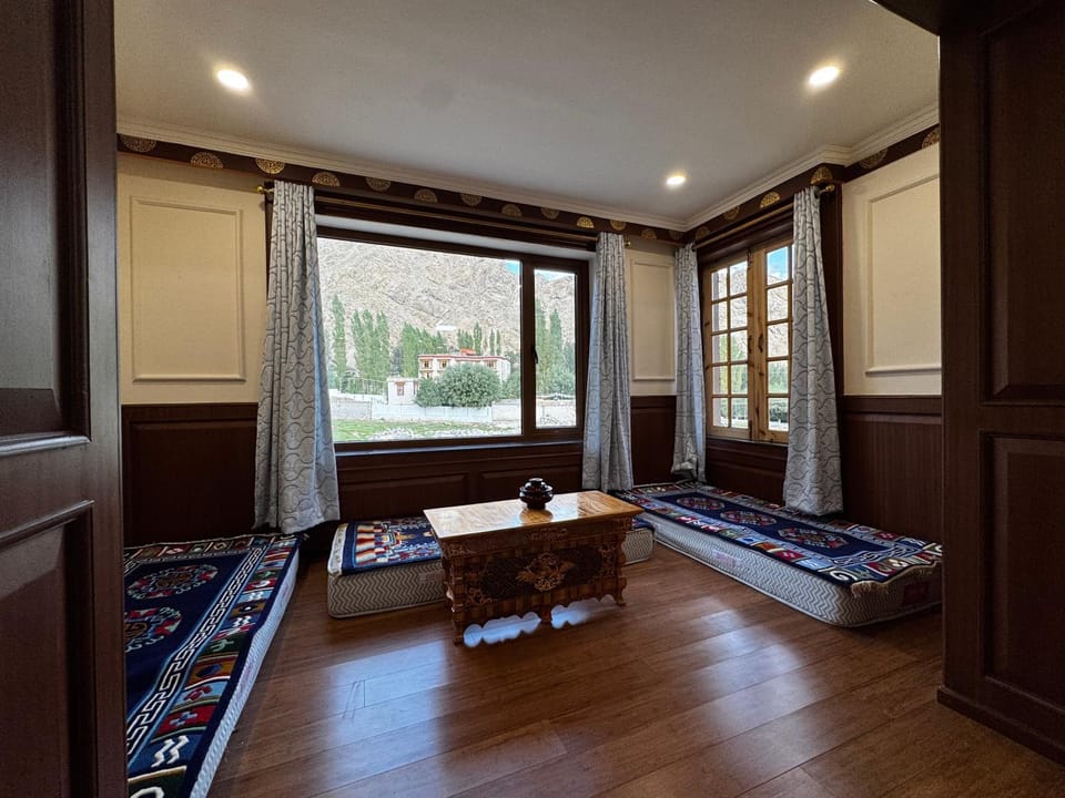 Bed, Living room, Photo of the whole room, Seating area, Bedroom