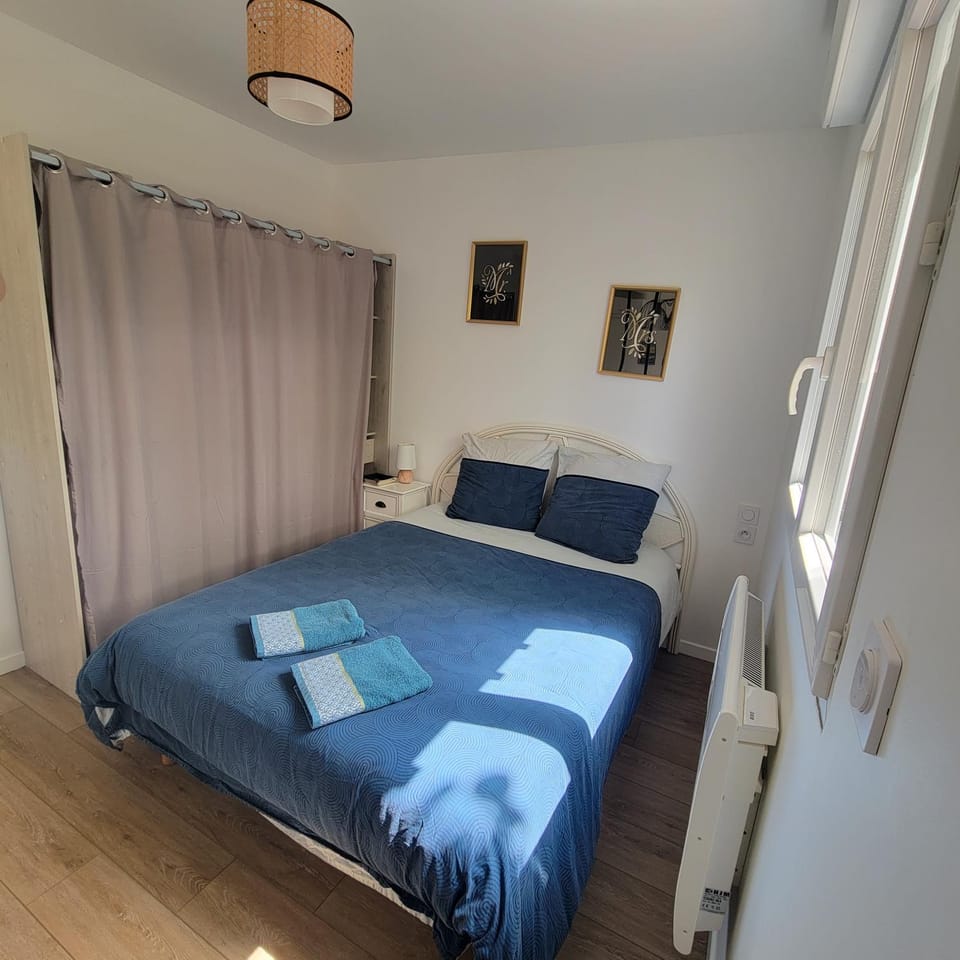 Bed, Photo of the whole room, Bedroom, towels