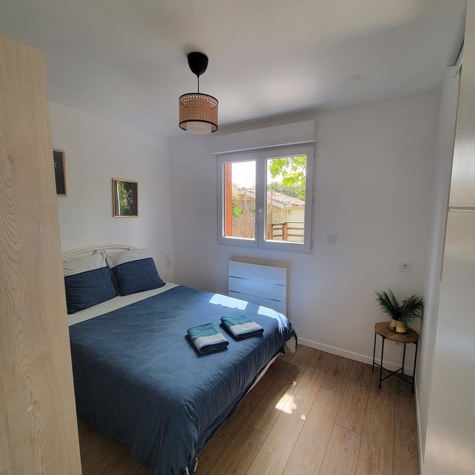 Bed, Photo of the whole room, Bedroom, towels