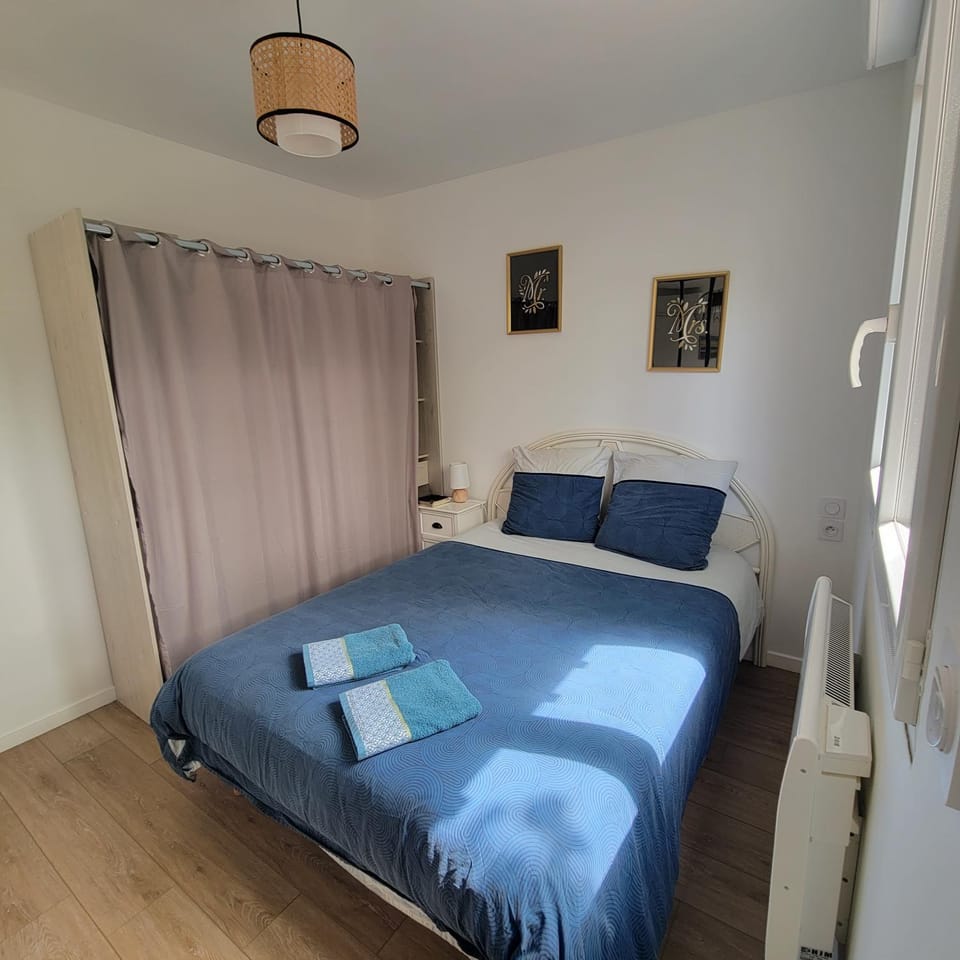 Photo of the whole room, Bedroom, towels