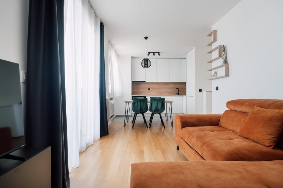 TV and multimedia, Kitchen or kitchenette, Living room, Seating area, Dining area