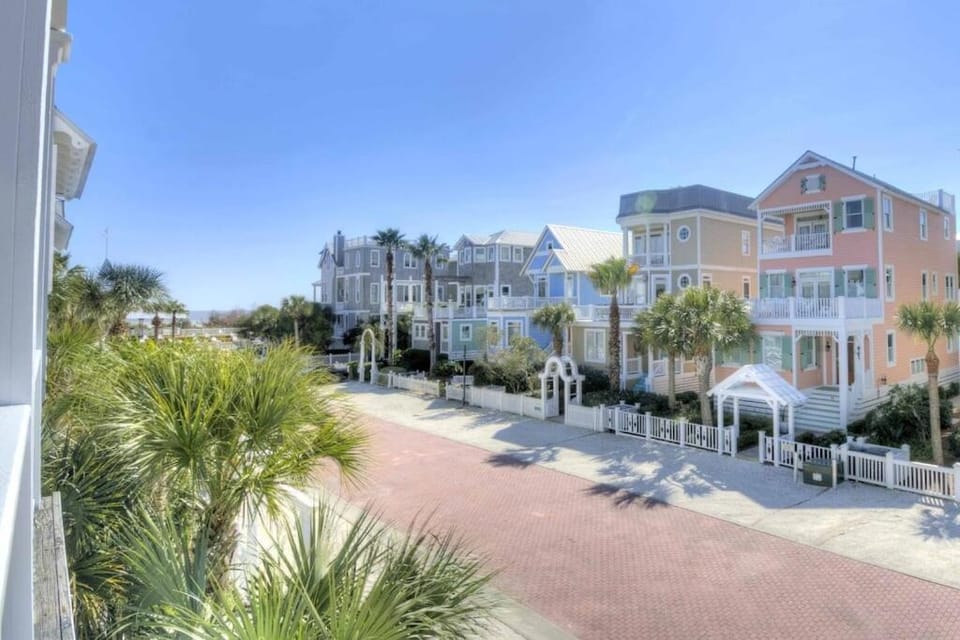Centennial Coast Cottage - with Heated pool House in Saint Simons Island