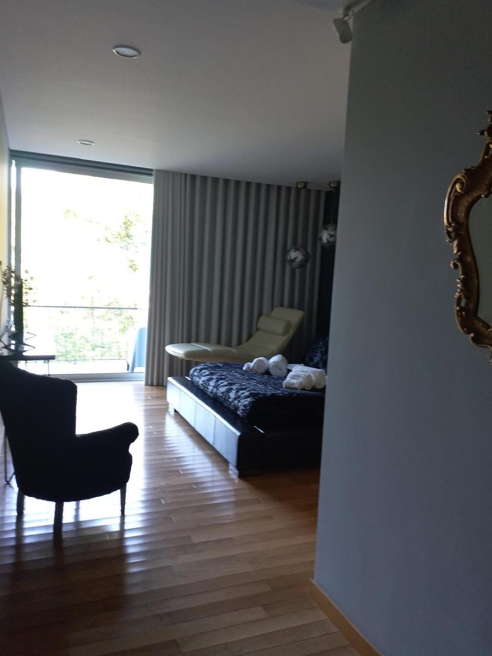 Bed, Photo of the whole room, Seating area, Bedroom