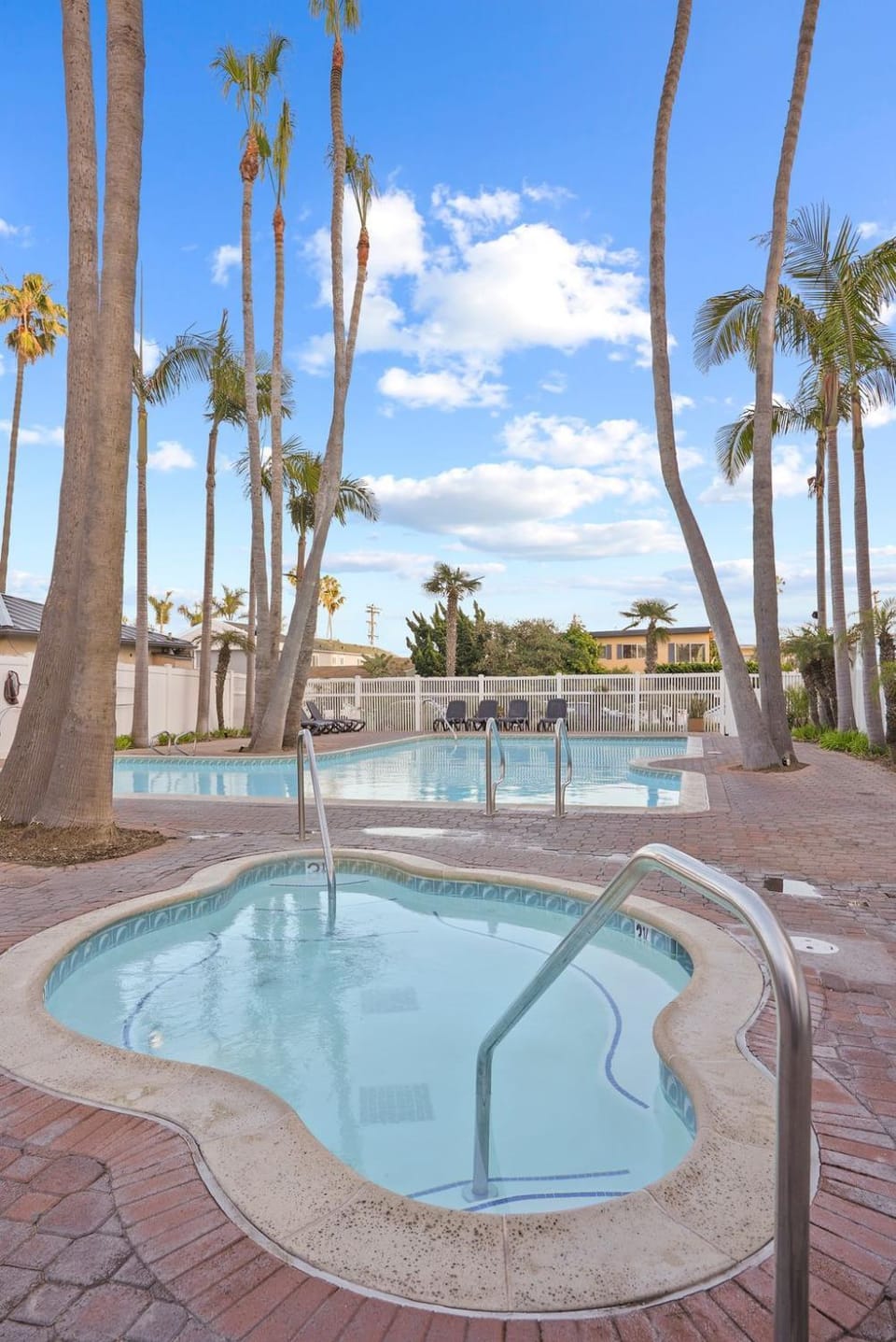 Oceanfront Paradise with Sunset Balcony, Pool, Spa, Beach Access and Parking House in Pacific Beach