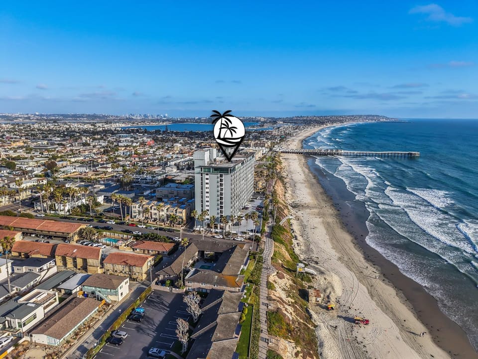Oceanfront Paradise with Sunset Balcony, Pool, Spa, Beach Access and Parking House in Pacific Beach