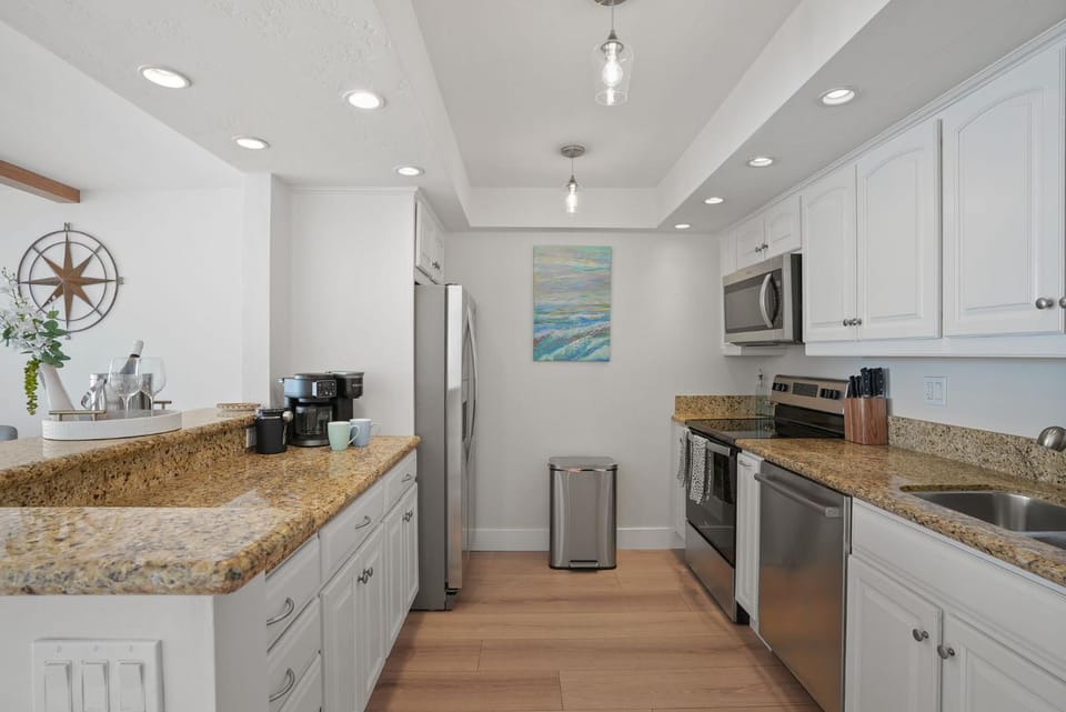 Oceanfront Paradise with Sunset Balcony, Pool, Spa, Beach Access and Parking House in Pacific Beach