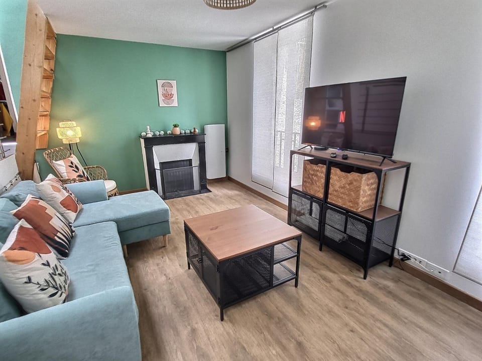 Communal lounge/ TV room, TV and multimedia, Living room, Seating area, Evening entertainment