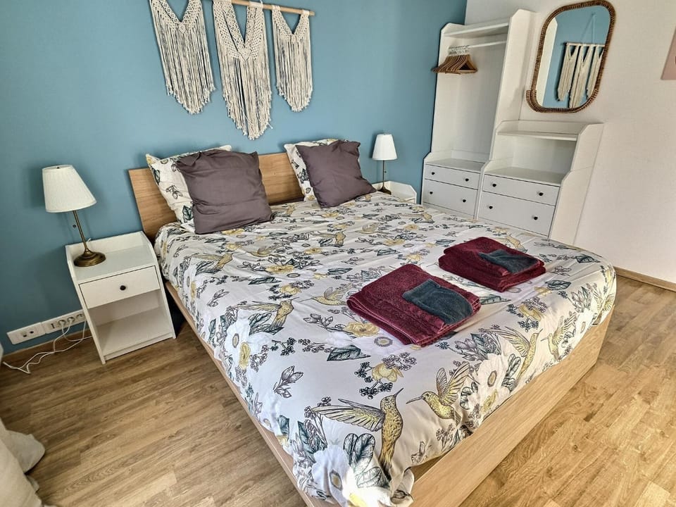 Photo of the whole room, Bedroom, towels, wardrobe