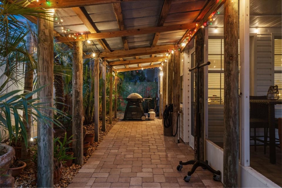 Dolphin Cabin! Available for Summer! Screened Pool, Dock & More! Cabin in Cortez