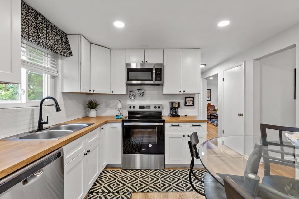 Spacious 4BR Home-Big Yard Huge Driveway Apartment in Pittsburgh