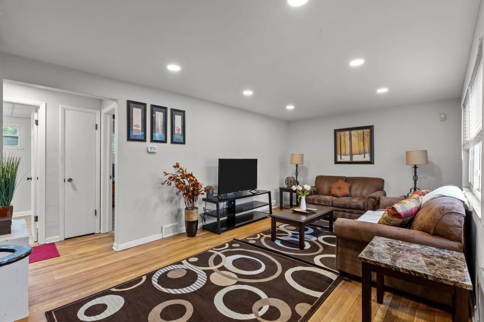 Spacious 4BR Home-Big Yard Huge Driveway Apartment in Pittsburgh