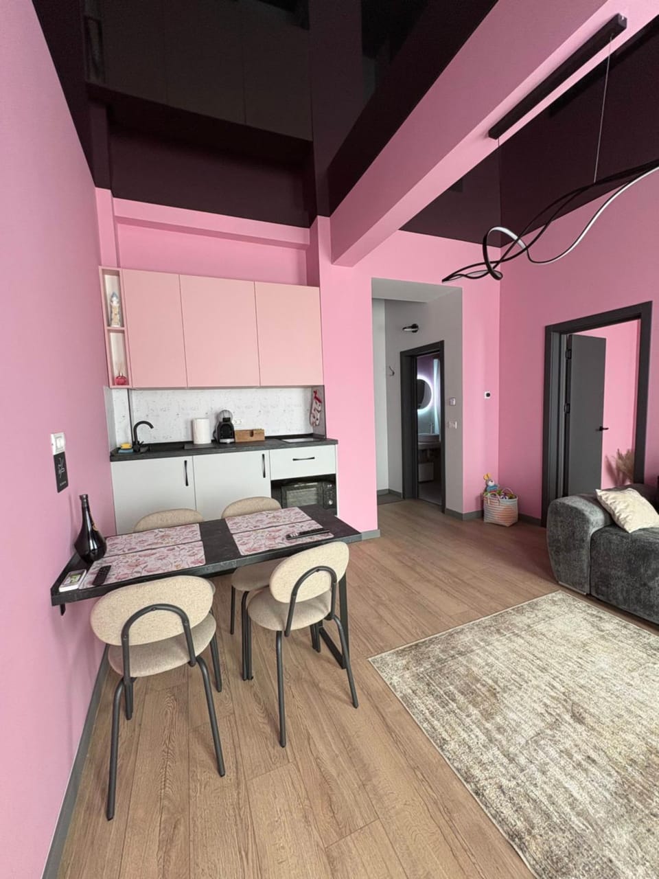 Kitchen or kitchenette, Dining area