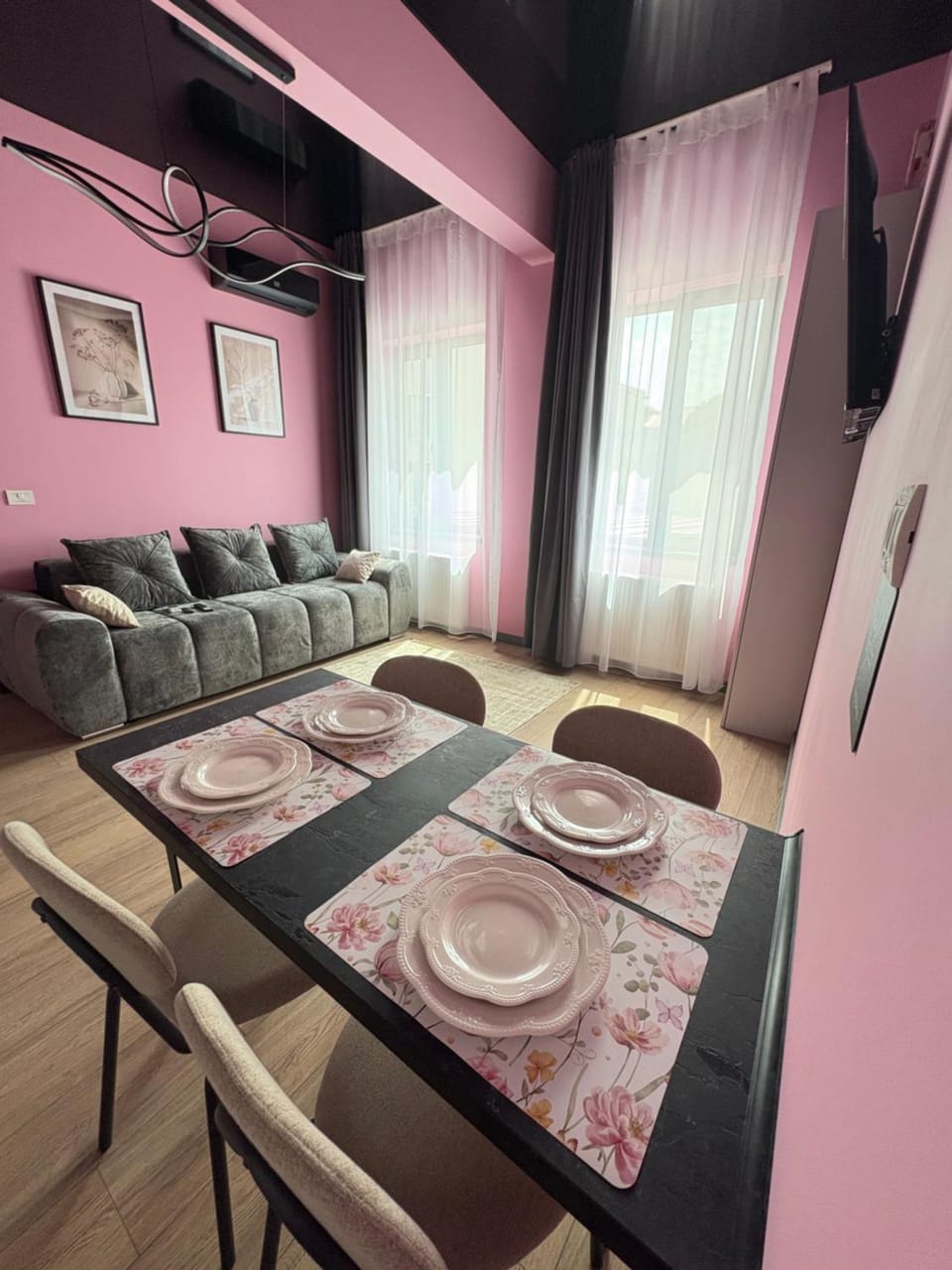 Seating area, Dining area